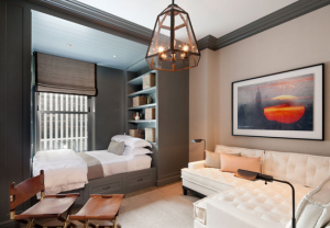 Зона отдыха и приёма гостей в помещении 18 квадратов с невероятной дизайнерской люстрой