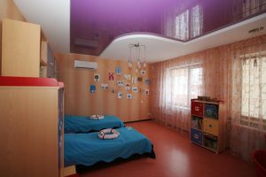 Фиолетовый натяжной потолок для десткой спальни