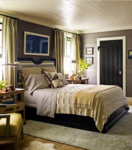 Габаритная кровать идеально подход для помещения 12 квадратных метров