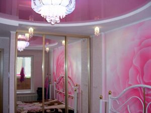 Розовый натяжной потолок в интерьере спальни