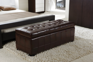 Отделанная кожей банкетка, выглядит солидно