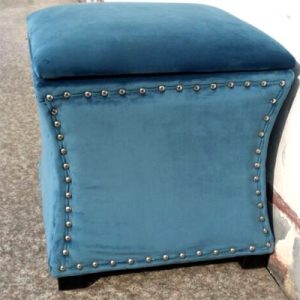 Синий материал смотрится элегантно