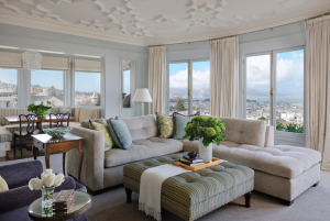 Подходящая банкетка для огромной спальни