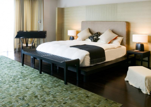 Неприметна, компактная банкетка