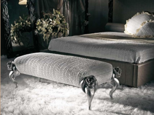 Прекарсный серебристый цвет банкетки