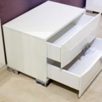 Белая тумбочка для спальни