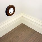 Белый широкий плинтус в спальню