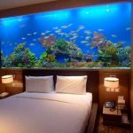 Большой аквариум в интерьере спальни