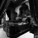 Черный готический интерьер спальни