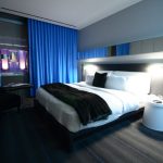 Идея для оформления интерьера синей спальни