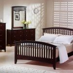 Интерьер спальни с деревянным комодом