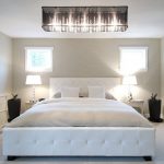 Интерьер спальни с практичным комбинированным освещением