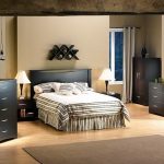 Интерьер спальни с пробковым полом