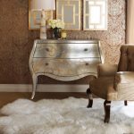 Интересный интерьер спальни с использование шкуры животных