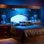 Используем практичный аквариум в спальне