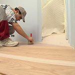 Как совершить покраску пола в спальне