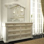 Комод с зеркалом для классического стиля спальни