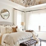 Кованая люстра для оформления интерьера спальни