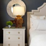 Красивая белая тумбочка для обустройства спальни