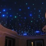 Красивое звездное небо на натяжном потолке в спальне