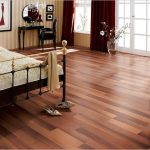 Красивый и недорогой ламинат для спальни