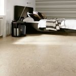 Красивый светлый пробковый пол для оформления спальни