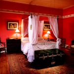 Красный цвет в спальне