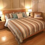 Ламинат на полу в спальне