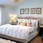 Люстра с вентилятором в светлой спальне