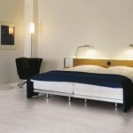 Напольное покрытие ламинат в спальне