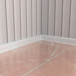 Напольный плинтус для стен в спальне