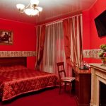 Насыщенная красная спальня в доме