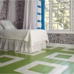 Необычная покраска пола в красивой спальнен