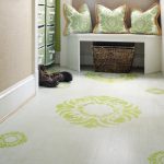 Необычно окрашенный пол в спальне