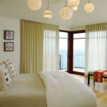 Несколько потолочных люстр в интерьере спальни