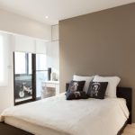 Однотонная перегородка для спальни