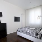 Однотонный плинтус в оформлении пола в спальне