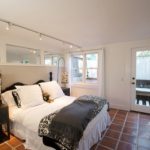 Оформление интерьера спальни с помощью противоскользящего пола