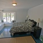 Окрашенный пол в спальне