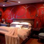 Оригинальная спальня в ярком декоре в красном цвете