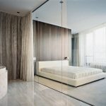 Перегородка, созданная из стекла в спальне