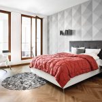 Плинтуса под цвет окон в просторной спальне