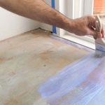 Покраска пола из дерева в спальне