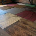 Пол из фанеры в спальне оригинально окрашенный