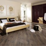 Пол в спальне с помощью ламината