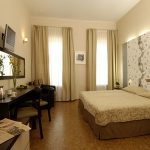 Практичный пробковый пол в спальне