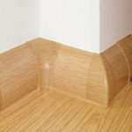 Пример напольного плинтуса для спальни