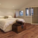 Пробковый пол в спальне отличается практичностью