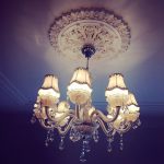 Шикарная люстра для обустройства спальни