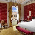 Шикарная спальня в ярком красном цвете